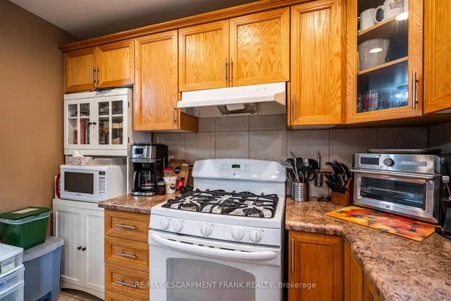 Additional image 11 of 12 Rossmore Ave