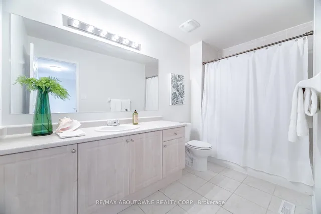 Additional image 35 of 1046 Holdsworth Cres