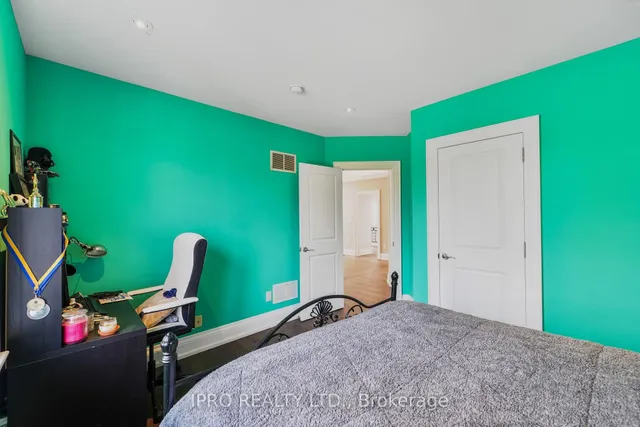 Additional image 24 of 55 Yorkdale Cres