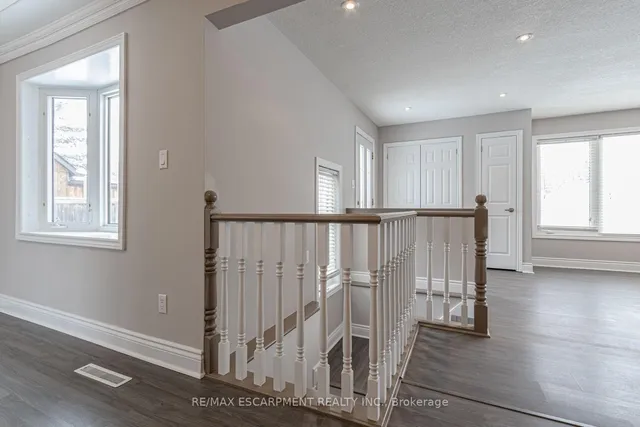 Additional image 31 of 18 MILES St