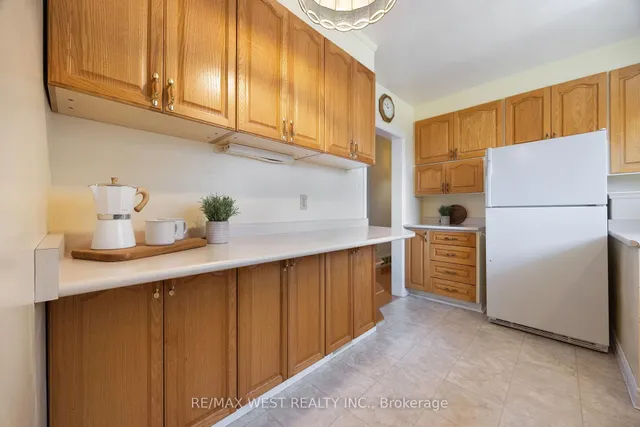 Additional image 12 of 588 Hyacinthe Blvd