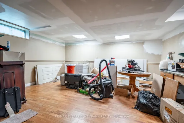 Additional image 32 of 12 Rossmore Ave