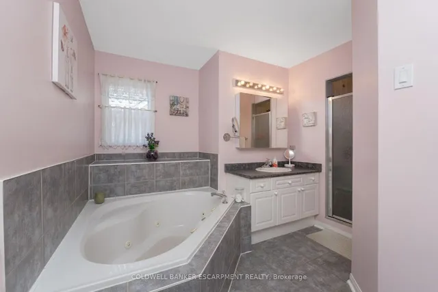 Additional image 24 of 593 Caverhill Cres