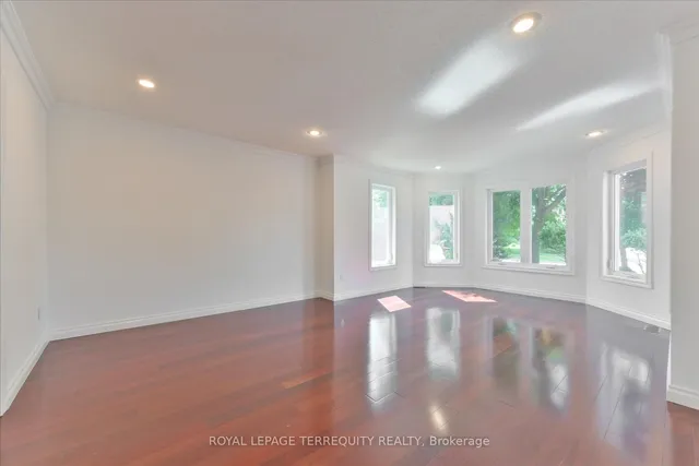 Additional image 5 of 2216 Dunvegan Ave