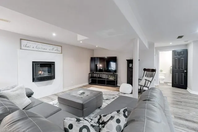 Additional image 32 of 52 Commando Crt