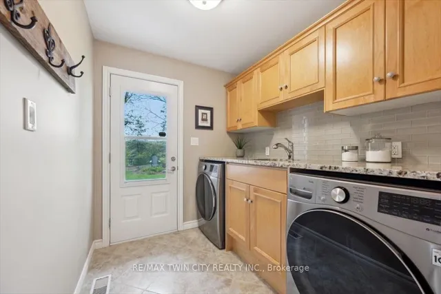 Additional image 13 of 572 Falconridge Cres