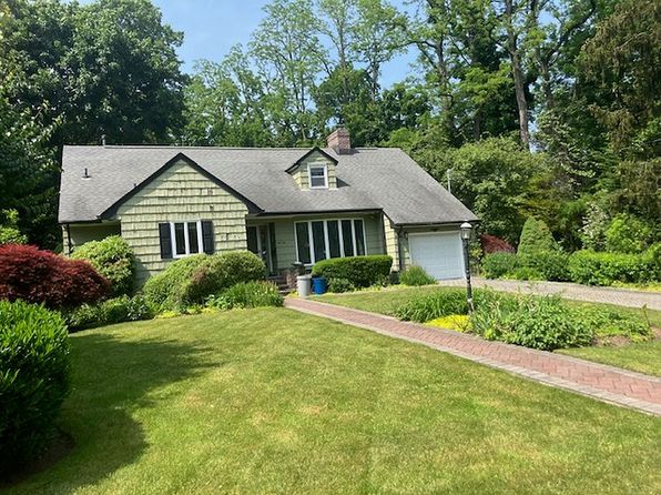 24045 Little Neck Rd, Flushing, NY 11363