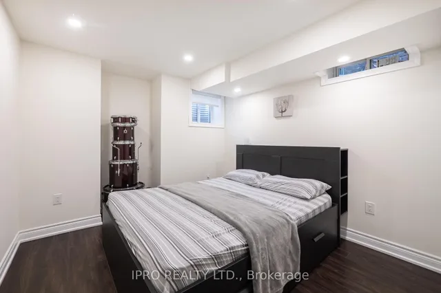 Additional image 35 of 923 Penson Cres