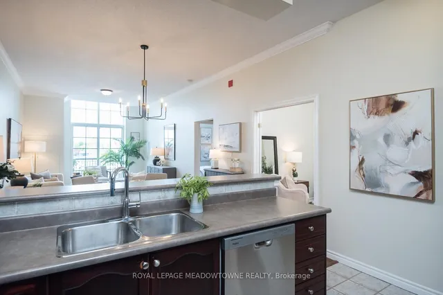 Additional image 39 of 262 Dundas St Unit 318