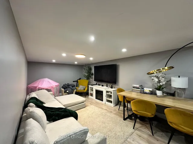 Additional image 10 of 10 Sandlyn Crt