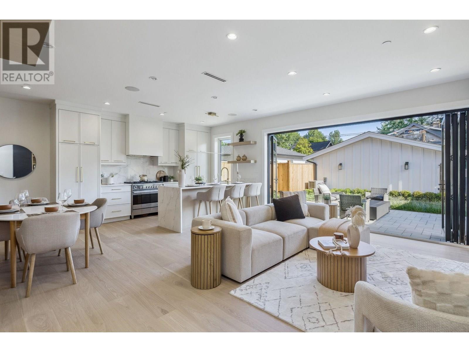 #2 2244 E 11TH AVENUE|Vancouver, British Columbia V5N1Z6