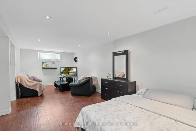 Additional image 35 of 3 Cannes St