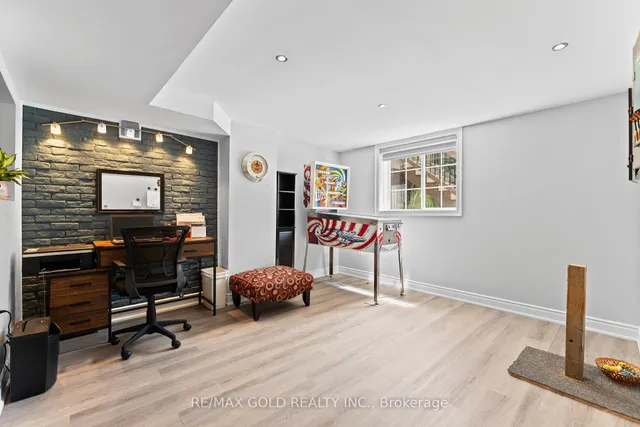 Additional image 35 of 36 Slipneedle St