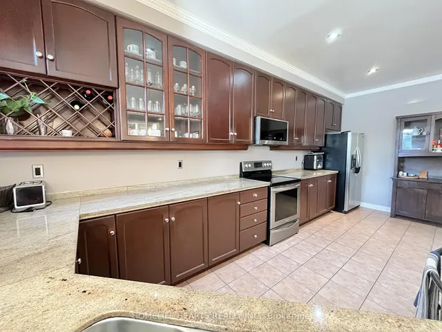 Additional image 4 of 516 Lumberton Cres