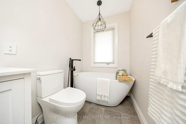 Additional image 28 of 435 Zuest Cres