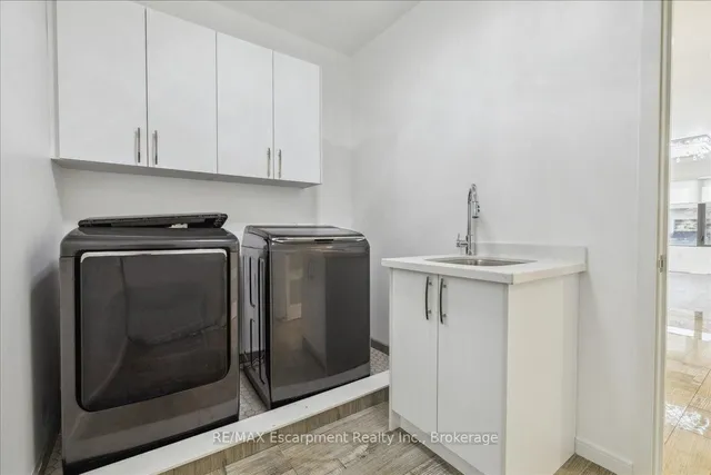 Additional image 29 of 39 Sunrow Gate