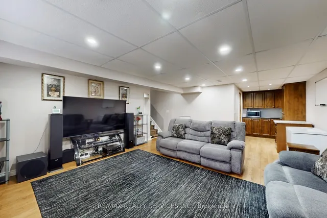 Additional image 35 of 53 Geneva Cres