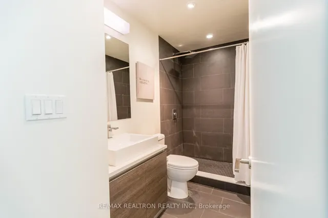 Additional image 14 of 111 Bathurst St Unit 1001