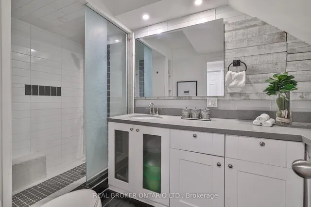 Additional image 30 of 70 Colonial Ave