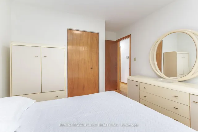 Additional image 23 of 18 Renner Crt