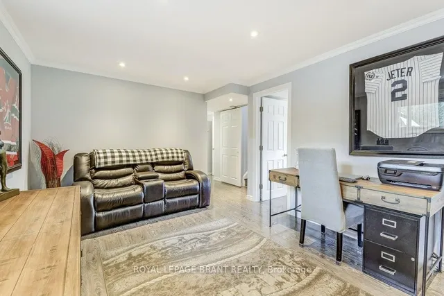 Additional image 25 of 726 Applewood Cres