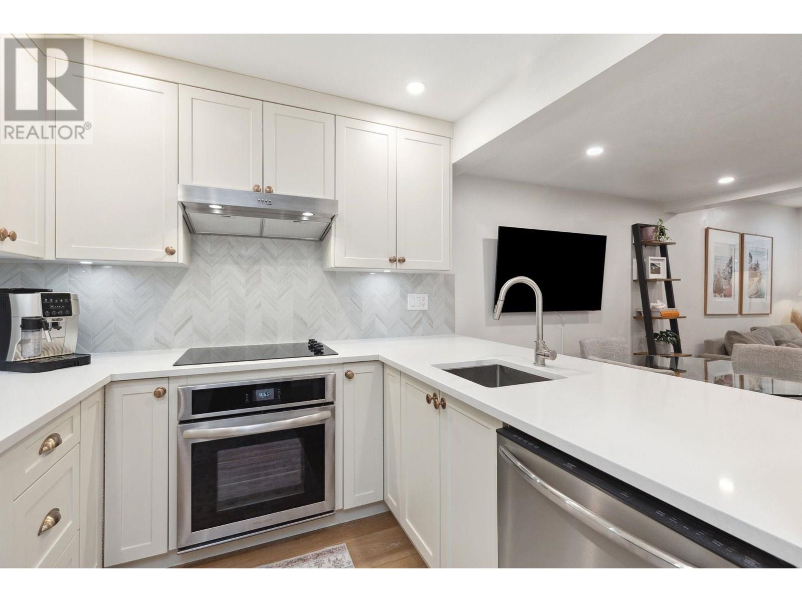 16 2375 W BROADWAY|Vancouver, British Columbia V6K2E6