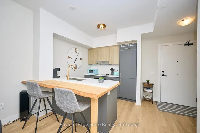 Additional image 3 of 600 North Service Rd Unit 204