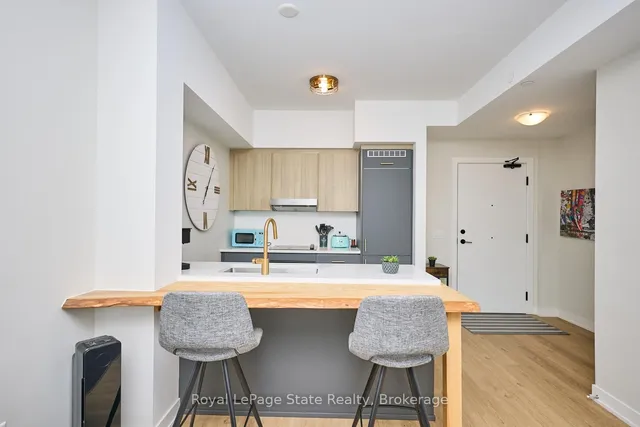 Additional image 4 of 600 North Service Rd Unit 204