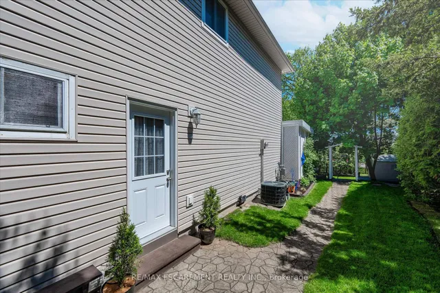 Additional image 4 of 1280 Consort Cres