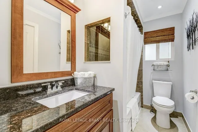 Additional image 21 of 726 Applewood Cres