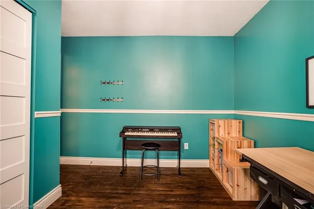 Additional image 25 of 45 Brett Crt