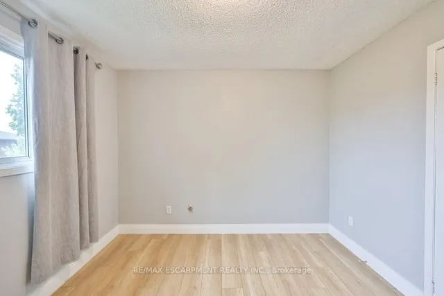 Additional image 15 of 19 Deerpark Cres