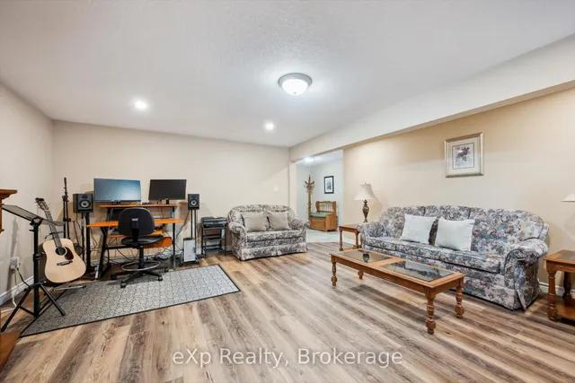 Additional image 25 of 916 Keewatin Pl