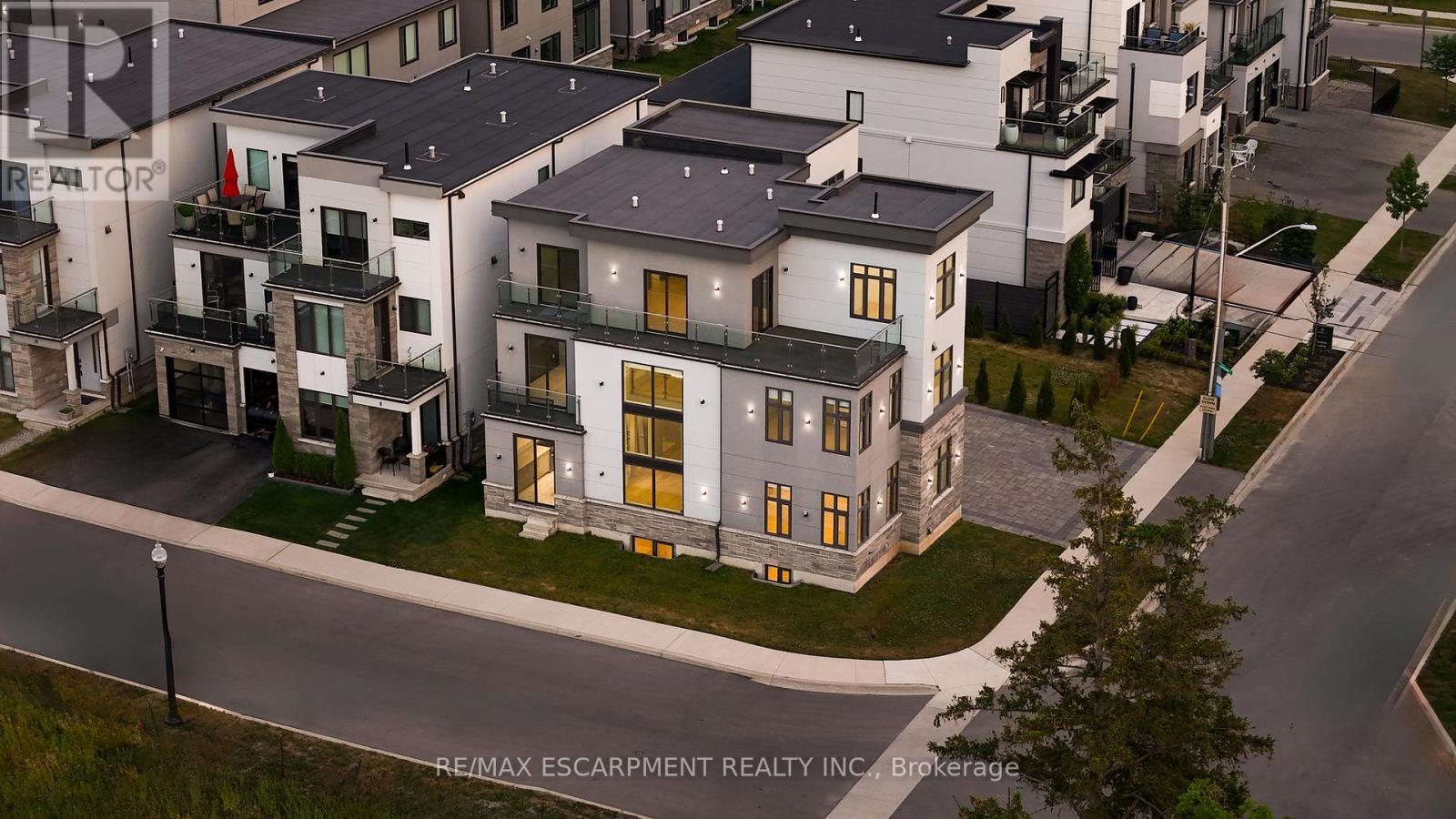 4 SUNROW GATE|Hamilton (Stoney Creek), Ontario L8E5C1