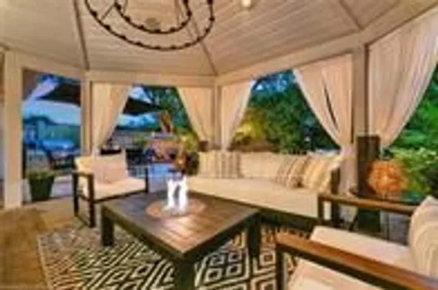 Additional image 35 of 564 Rosedale Cres