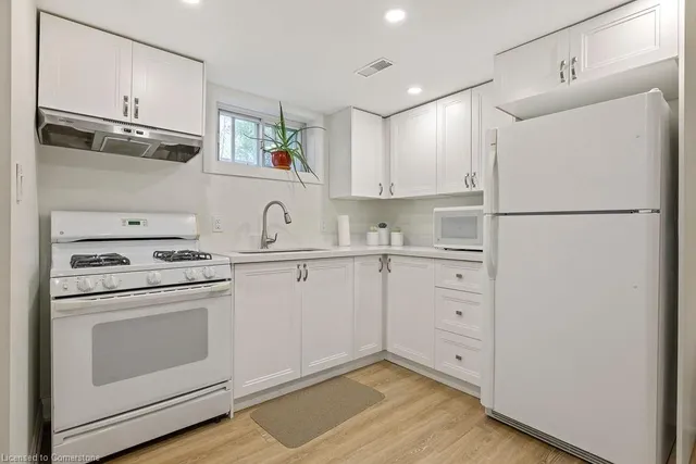 Additional image 41 of 60 Howe Ave