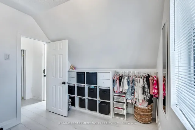 Additional image 20 of 39 DIVISION St