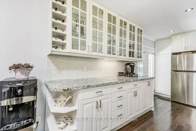 Additional image 9 of 726 Applewood Cres