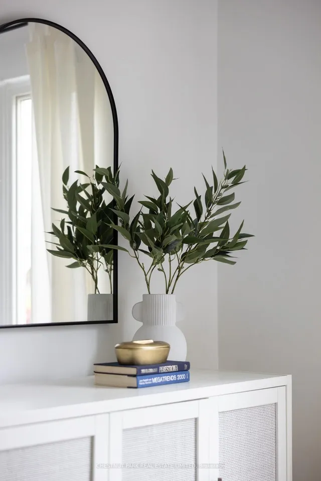 Additional image 19 of 161 Queensdale Ave