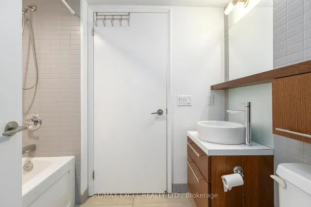 Additional image 28 of 21 Carlton St Unit 404