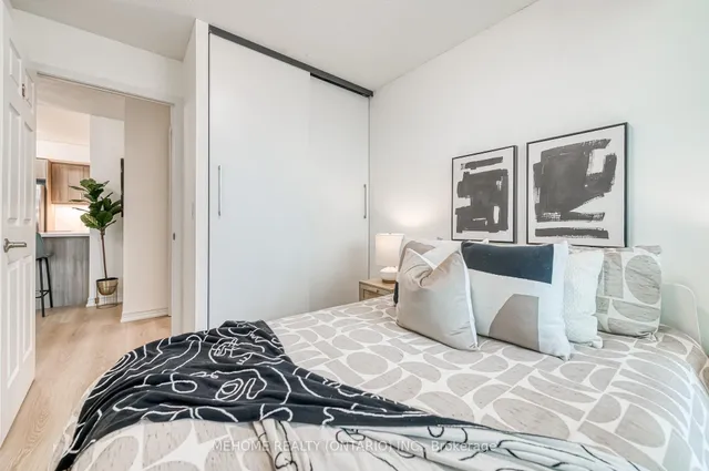 Additional image 17 of 19 Grand Trunk Cres Unit 702