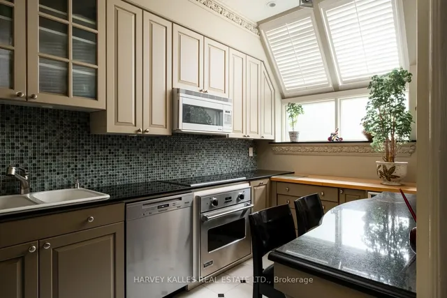 Additional image 11 of 12 Macpherson Ave Unit 3