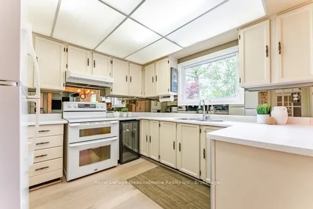 Additional image 13 of 690 Robertson Cres