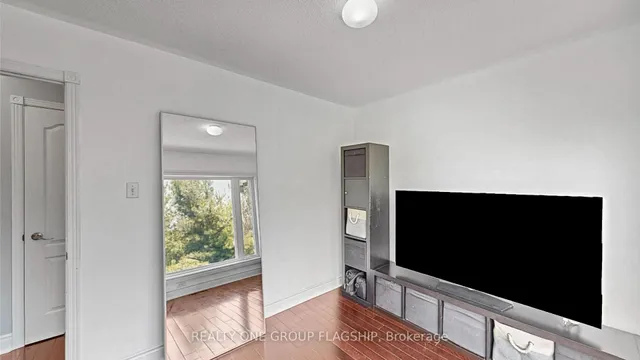 Additional image 32 of 42 Monaco Crt