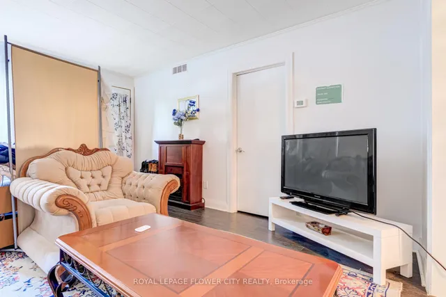 Additional image 7 of 800 Roxborough Ave