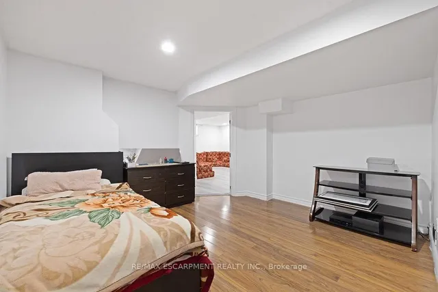 Additional image 31 of 71 Montrose Ave