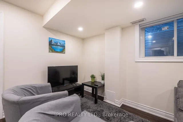 Additional image 30 of 923 Penson Cres