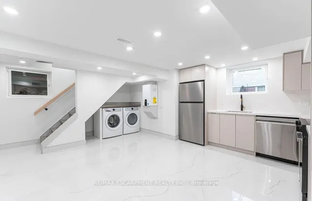 Additional image 19 of 174 ROXBOROUGH Ave