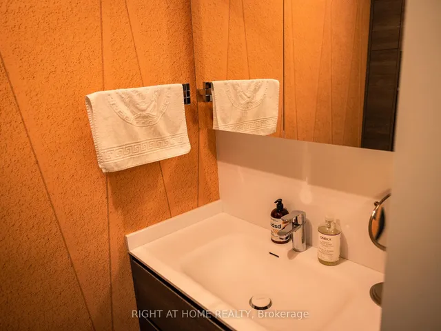 Additional image 4 of 90 Niagara St Unit 410