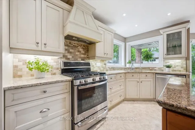 Additional image 8 of 572 Falconridge Cres